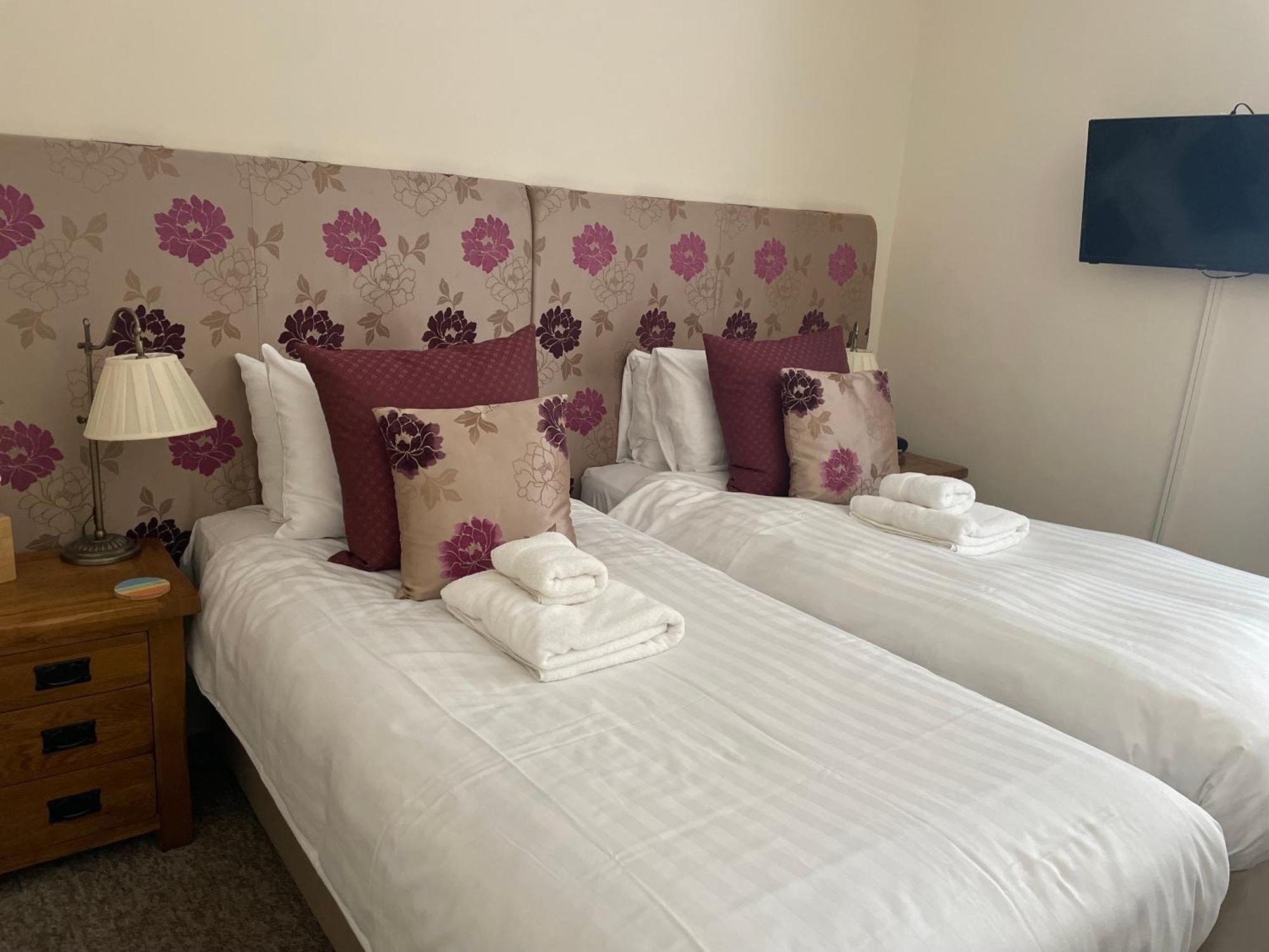 The Red Lion Hotel Cromer Exterior foto A bedroom at the hotel