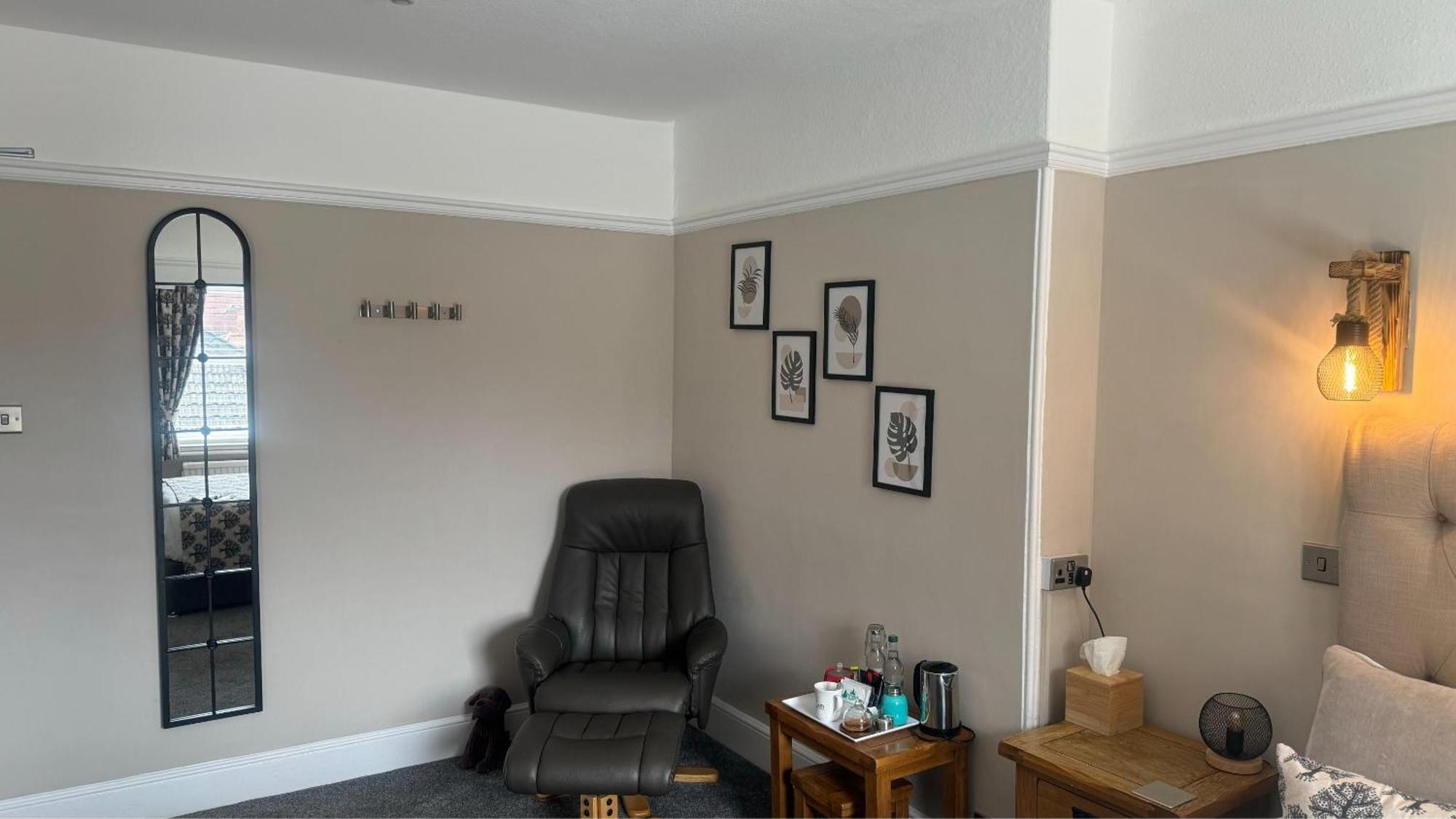 The Red Lion Hotel Cromer Exterior foto A room with a chair