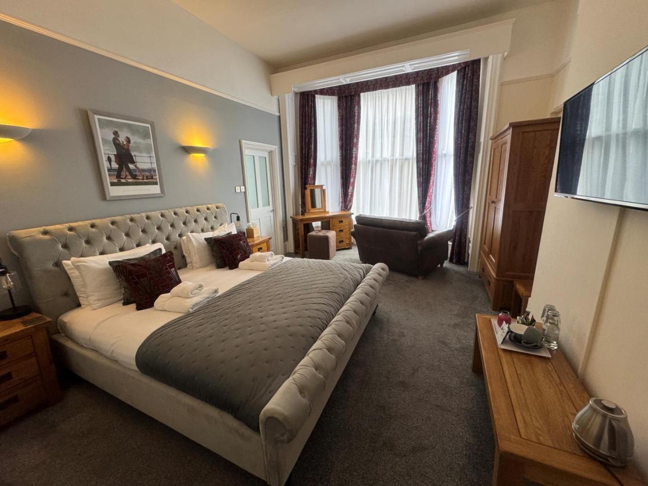 The Red Lion Hotel Cromer Exterior foto A bedroom at the hotel