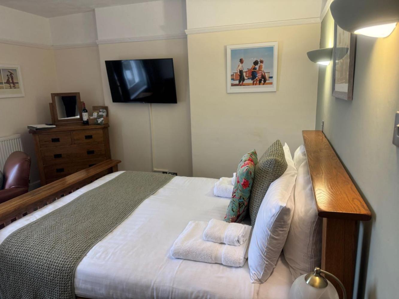 The Red Lion Hotel Cromer Exterior foto A bedroom at the hotel